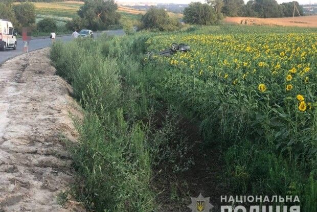 Автомобіль злетів з дороги і перелетів через рів: у жахливій ДТП на Рівненщині загинула дитина (Фото)