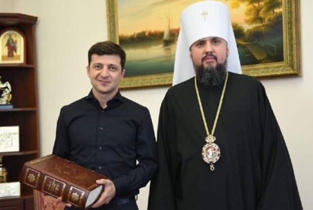 Митрополит Епіфаній подарував Володимирові Зеленському репринтне видання «Острозької Біблії»
