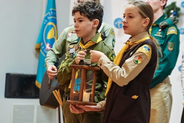 На Волині пластуни передали Вифлеємський вогонь миру медінституту