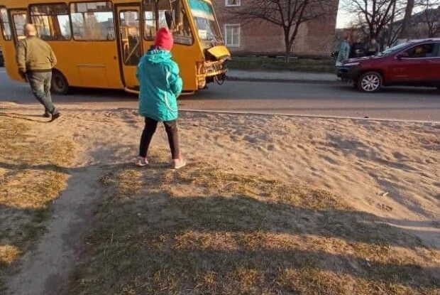 На Волині маршрутка зіткнулася з легковиком, пасажира забрала «швидка» (Фото)