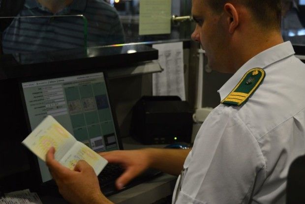Спроба двох іноземців «купити» за 700 доларів США дозвіл на перетин кордону завершилася невдачею