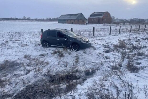 Ожеледиця на Волині: автівка злетіла в кювет та перекинувся мікроавтобус