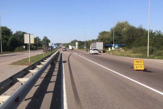 Померла молода жінка, яку з 3-річною дитиною збила машина на міжнародній трасі на Рівненщині