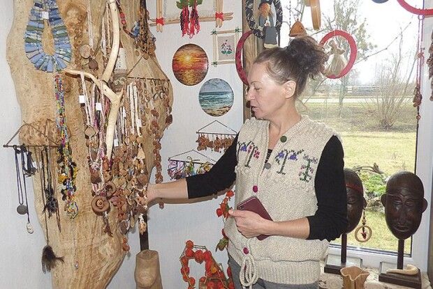 Галина Міндер  і меблі виготовляє,  й іконостас вирізає...