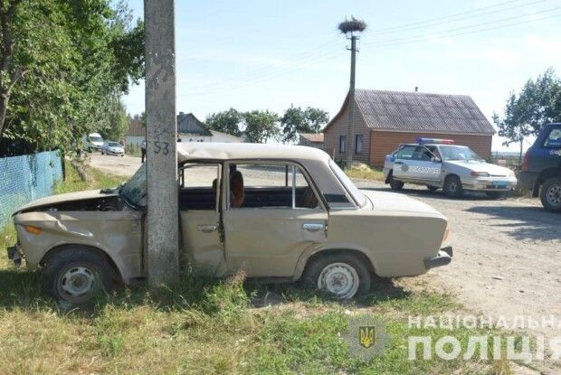 П’яний за кермом: на Волині автомобіль «ВАЗ» в’їхав у стовп