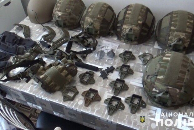 А злодій викрадав... кевларові бронешоломи