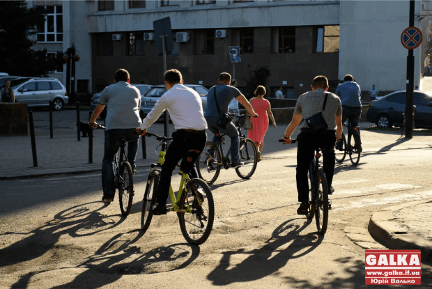 Чиновники пересіли на ровери