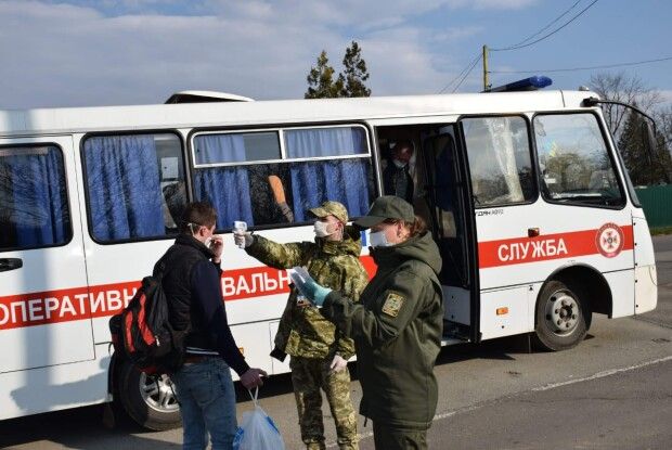 Щоб доставити 22 тисячі громадян, які прибули пішки до кордону, здійснено більше 500 автобусних рейсів (Фото, відео)