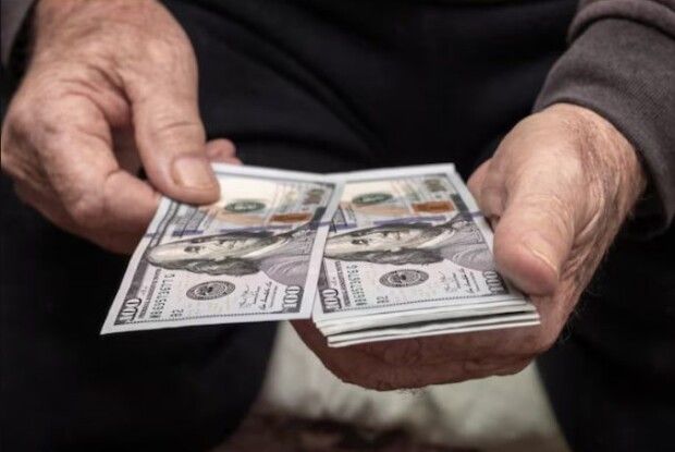 Поблизу Луцька аферисти виманили у 80–річного дідуся понад тисячу доларів