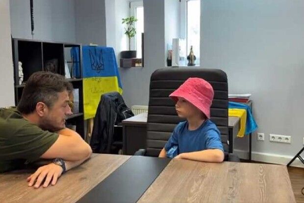 «Купюри зайняли б весь стіл»: 8-річний хлопчик зібрав кошти для ЗСУ, співаючи на вулиці українські пісні