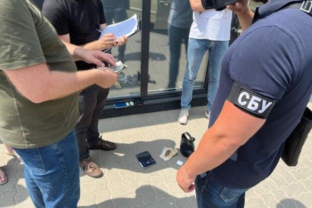 СБУ викрила схему вимагання хабарів за безперешкодне митне оформлення автомобілів на Львівській митниці (Фото) 