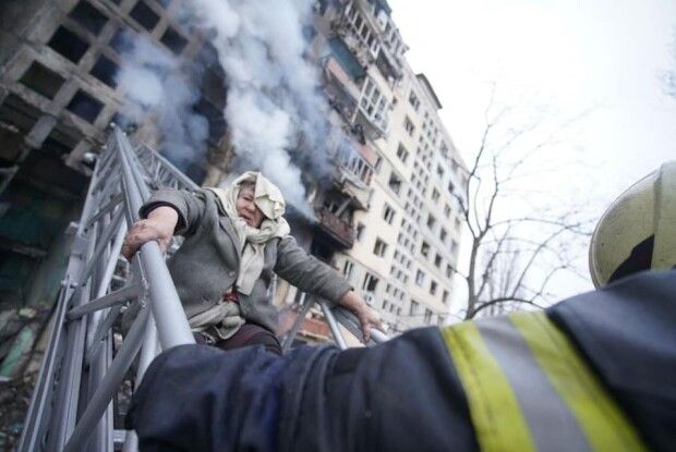 Київські рятувальники вранці гасили вогонь і рятували людей з багатоповерхівки, в яку попав снаряд (Фото)