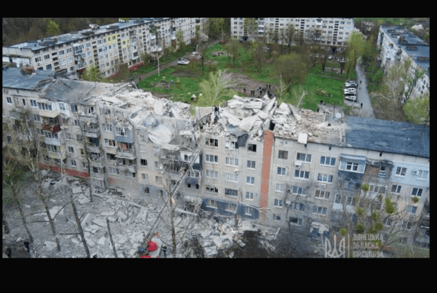 Удар по Слов’янську пошкодив понад 50 будинків і забрав життя уже щонайменше 11 осіб (Відео)