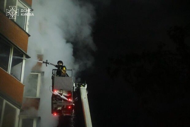 Атака на Київ: горить житловий будинок, пошкоджено лікарню і гуртожиток