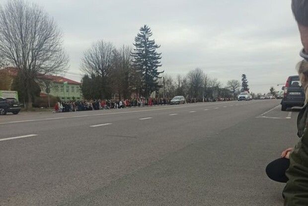 У Луцькій громаді навколішки зустріли 37-річного воїна (Фото, відео)