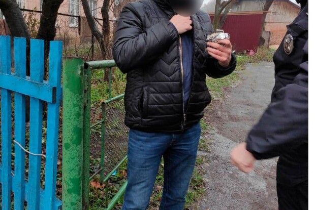 Волинські патрульні затримали чоловіка, який обікрав магазин