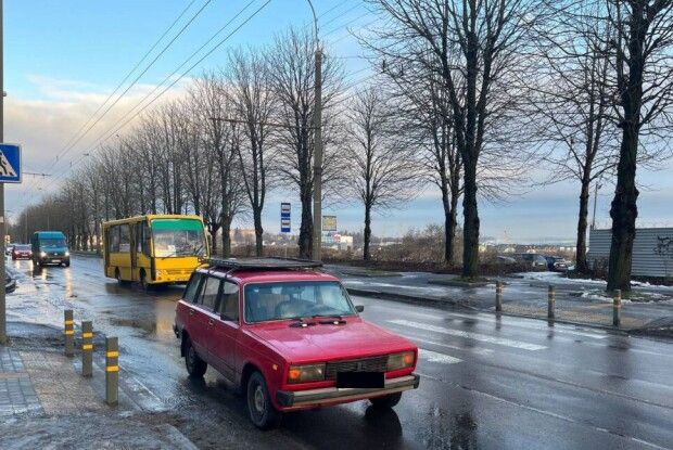 У Рівному на пішохідному переході автомобіль збив жінку з 10-річною дитиною