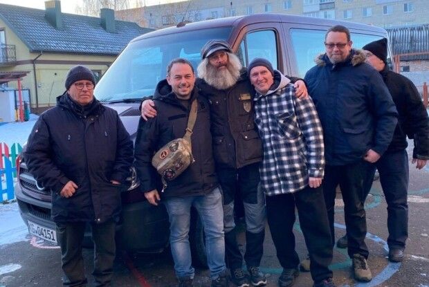 Німецькі партнери передали громаді на Волині два мікроавтобуси для ЗСУ