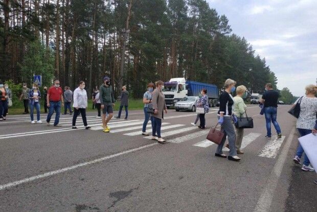 Маневиччани перекрили міжнародну трасу, бо не розуміють, чому їх приєднують до Каменя-Каширського (Відео, фото)