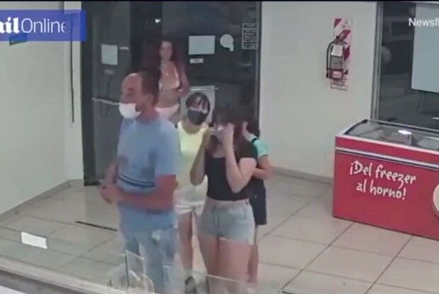 Жінка роздяглася до білизни заради морозива: одягла замість маски сукню (Відео 18+)