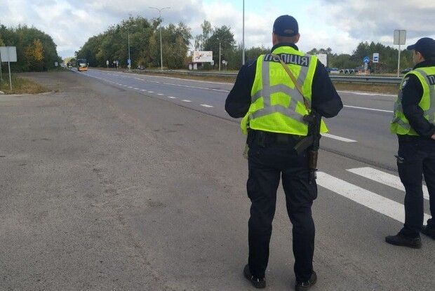 Волинські патрульні перевірили, чи у всіх водіїв увімкнені фари (Фото, відео)