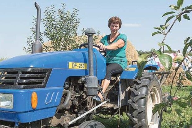 Як гросмейстер, у шашки грає і на тракторі ганяє… сільська поштарка