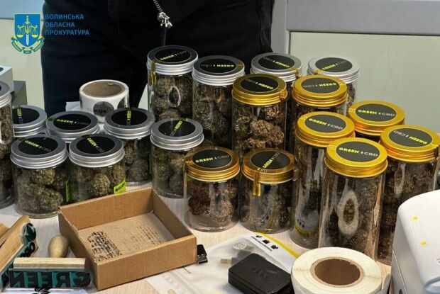Зброя, наркотики та електронні сигарети: на Волині викрито схему реалізації контрафактних товарів (Фото)