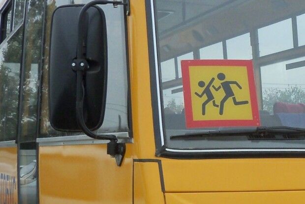 Російські військові викрадають шкільні автобуси, автомобілі спецслужб і машини у Сумській області