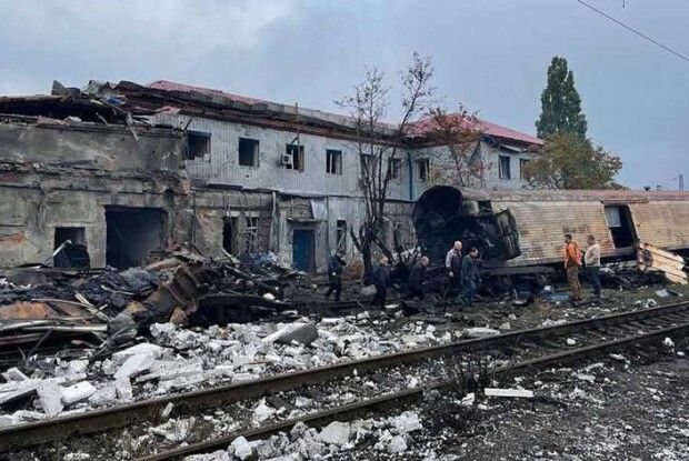 Окупанти знищили ракетами вагони-рефрижератори з тілами російських військових 