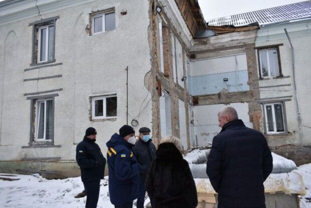 Стіну Горохівського психоневрологічного інтернату, яка завалилась, наразі не добудовують через негоду