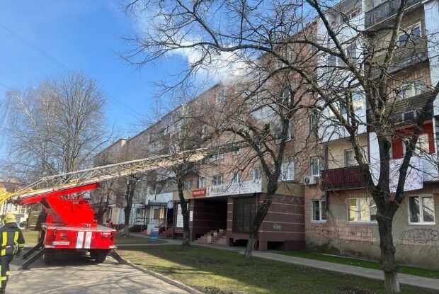 На Волині рятувальники винесли з палаючої квартири чоловіка, який отруївся чадним газом (Фото)