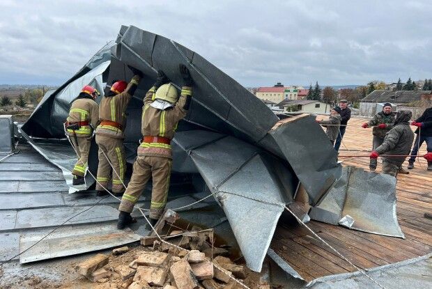 Шквальний вітер пошкодив дах знаменитого Дубенського замку (Фото)