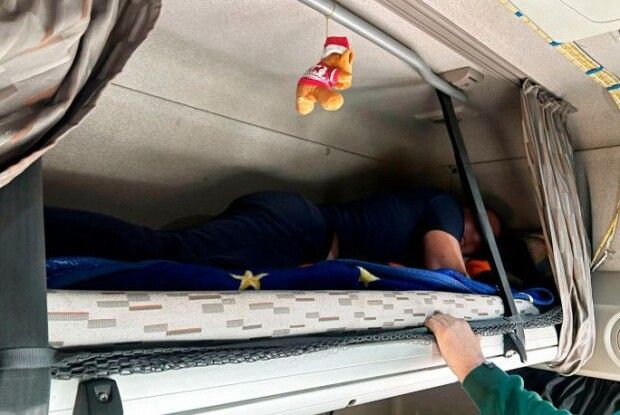 На Волині затримали чоловіка, який намагався виїхати з України, сховавшись у вантажівці