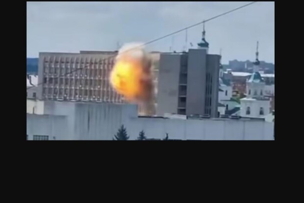 Російський дрон влучив у будівлю ОВА в Сумах