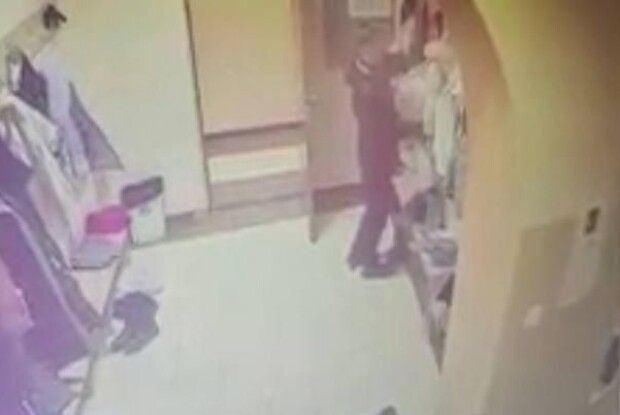 У Рівному молодик обчистив кишені курток дітей: момент потрапив на камеру