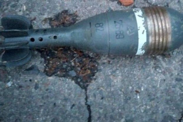 У Рівному чоловік шукав у смітнику пляшки, а побачив – міну (Фото)