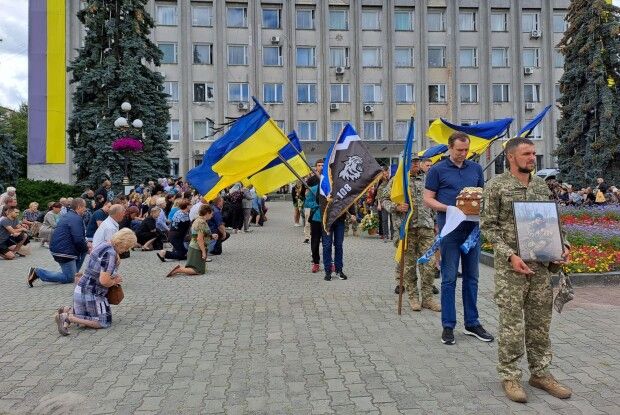 Через шквальний вогонь ворога побратими не могли забрати його з поля бою: у Ковелі в останню дорогу провели Героя