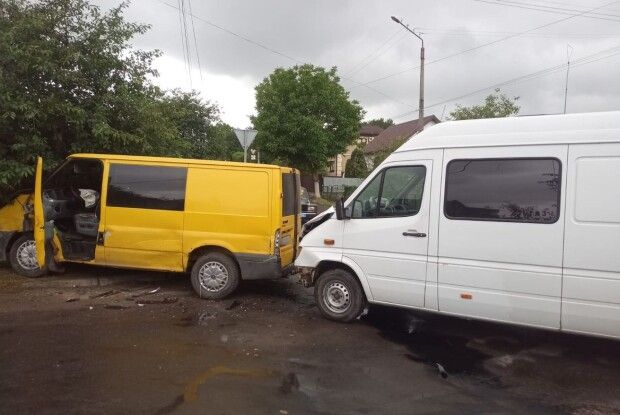 Літня жінка потрапила у лікарню: у місті на Волині зіткнулися два буси (Фото)