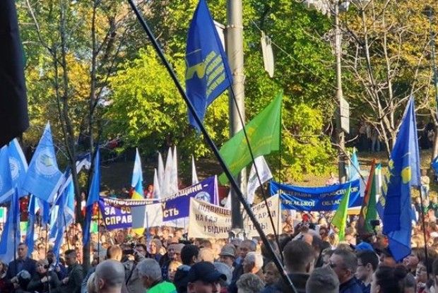 Депутатів облили невідомою речовиною