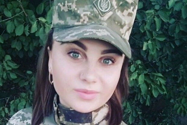 Огорнена смутком і печаллю: Рівненщина зустрічала на колінах загиблу дівчину-медика (Фото)
