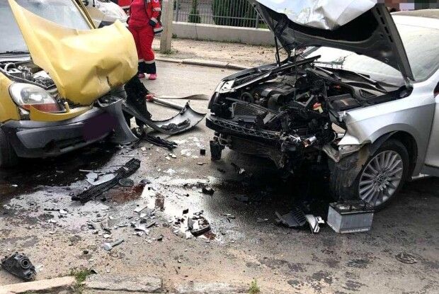 У Рівному не розминулися «Volkswagen Passat B7» та «Renault  Kangoo» (Фото)