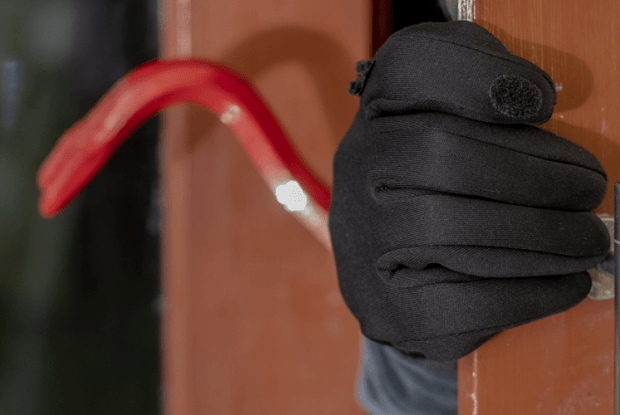 На Горохівщині чоловік заліз у хату священника і вкрав хрест