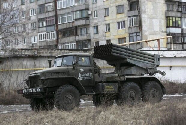 Бойовики на Донбасі продовжують розміщувати важке озброєння поблизу житлових будинків
