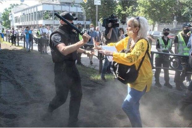 Українці вимагають покарати поліцейського, який на мітингу напав на вчительку – маму захисника України