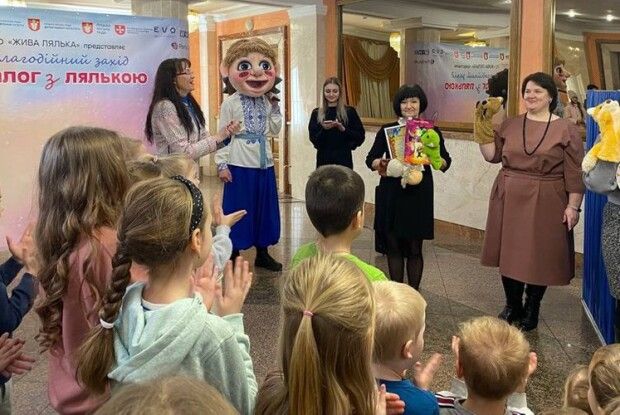 На святі у Луцьку актори показали, що гарний спектакль можна створити і у себе вдома