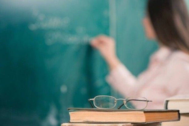 У прибиральника і вчителя майже однаковий оклад: назвали проблеми у системі освіти