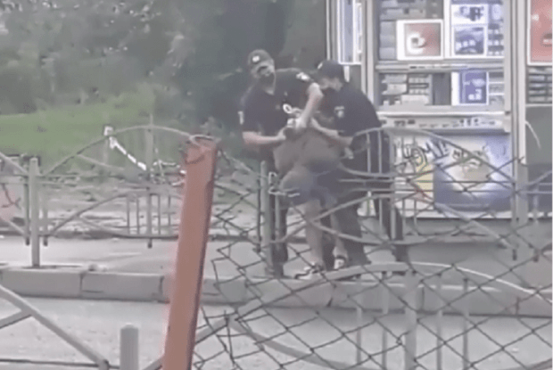 У Луцьку позашляховик вилетів на тротуар: водія скрутили поліцейські (Фото, відео)