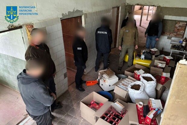 На Волині викрили підпільний цех цигарок у покинутому дитячому таборі (Фото)
