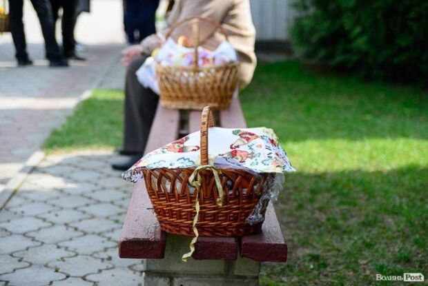 У Луцьку почали освячувати великодні кошики (Фото)