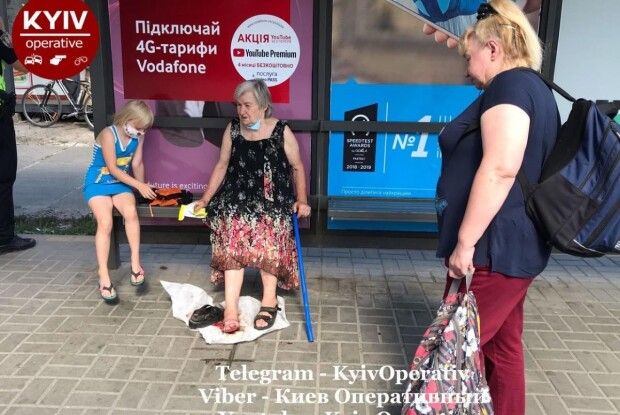 Водій маршрутки протягнув пенсіонерку по асфальту, затиснувши її дверима (Фото, відео)